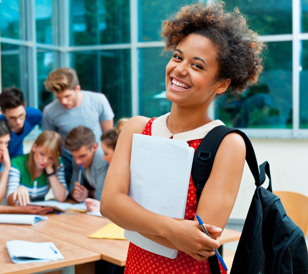 Estudantes reunidos em um espaço de aprendizagem